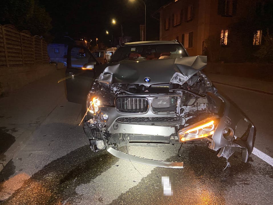 Menziken AG, 26. Mai: Der Fahrer eines BMW verliert in einer Linkskurve die Kontrolle über seinen Wagen und prallt in die Hausfassade einer Pizzeria. Der alkoholisierte Unfallverursacher bleibt unverletzt.