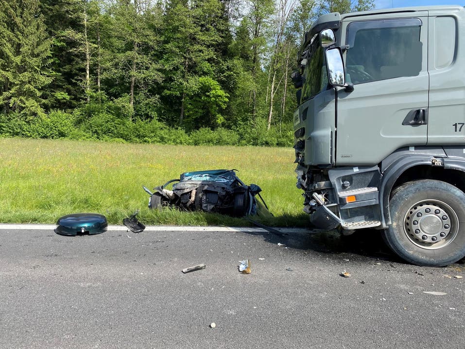 Oberrüti/Sins AG, 8. Mai: Bei einer Frontalkollision mit einem Lastwagen stirbt der Lenker eines Toyota (...)