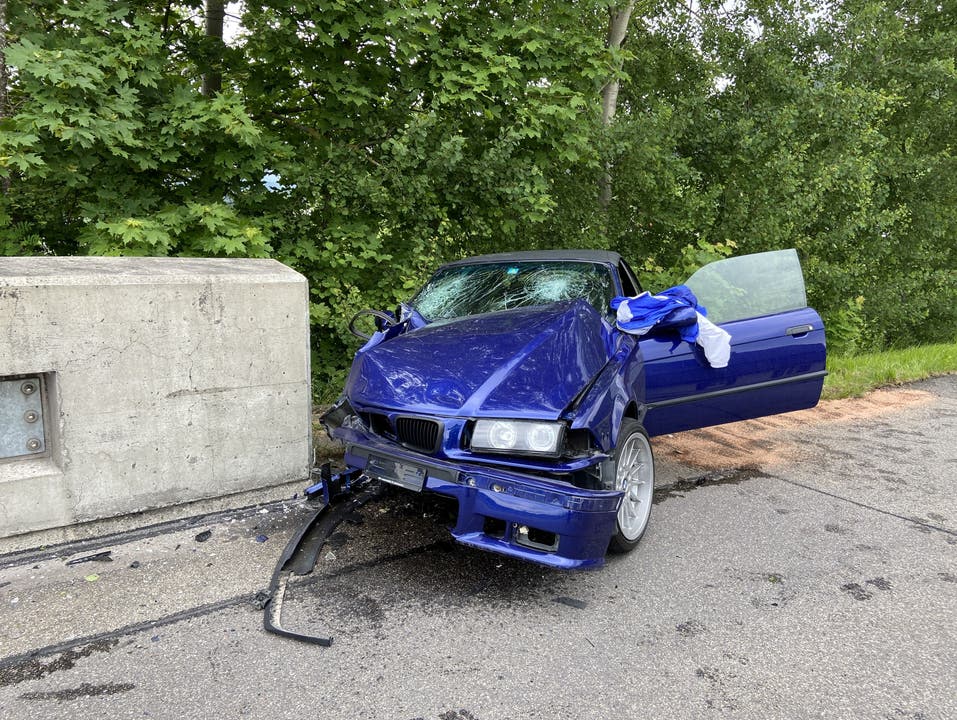 Safenwil AG, 16. Mai: Ein Junglenker (19) verlor nach zu starker Beschleunigung die Kontrolle über das Auto. Er und sein Beifahrer wurden verletzt ins Spital gebracht.