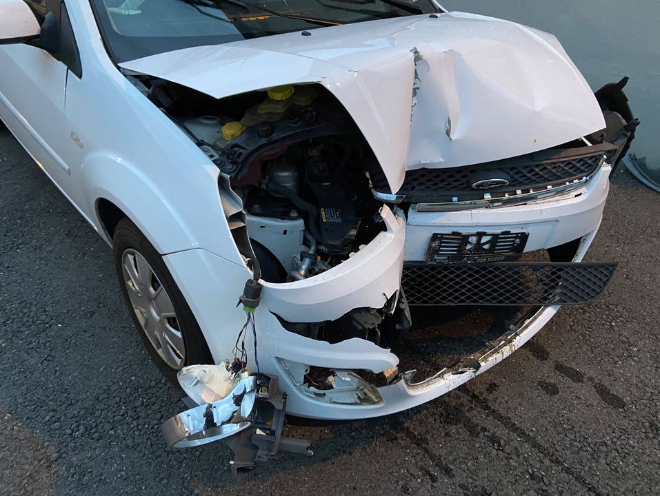 Seon AG, 5. Mai: Ein alkoholisierter Autofahrer (20) verliert morgens um 5 Uhr die Kontrolle über sein Fahrzeug prallt in eine Mauer (...)