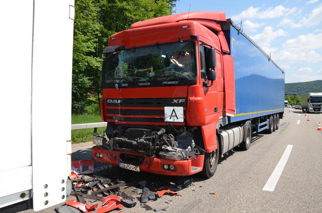 Itingen BL, 19. Mai: Ein Lastwagenfahrer übersah das Abbremsen des voranfahrenden LKWs und fuhr diesem auf. Der unfallverursachende Lenker verletzte sich dabei leicht.