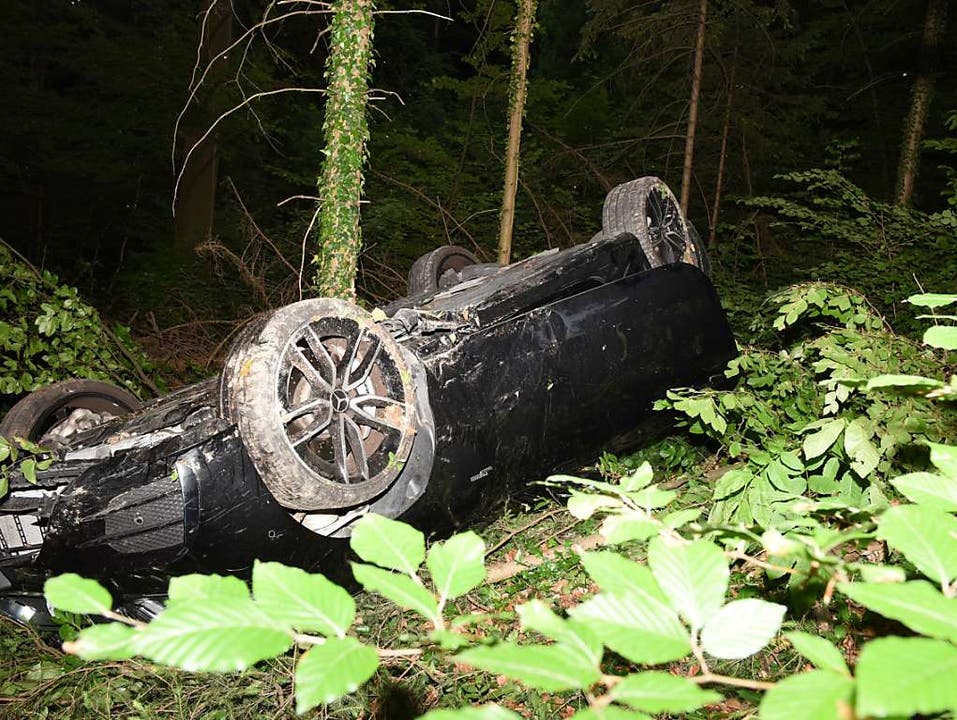 Waldegg ZH, 20. Mai: Auto überschlägt sich in Wald hinein
