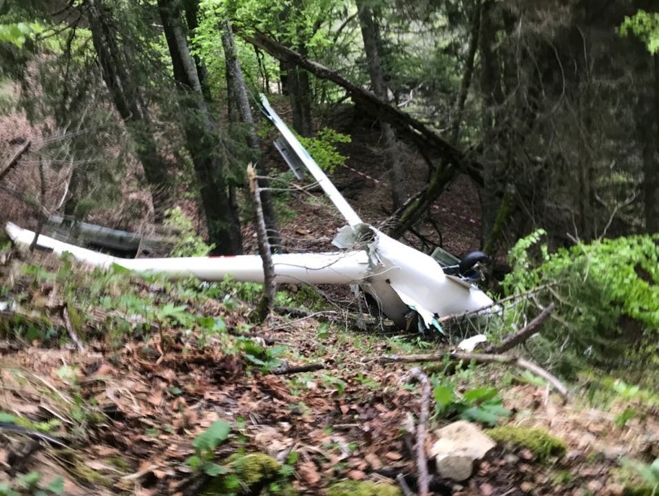 Bettlach SO, 3. Mai: Der Pilot eines Segelflugzeugs hat sich bei einem Flugunfall am Bettlachberg erhebliche Verletzungen zugezogen. Nach der Kollision mit einer Stromleitung flog er in die Wandfluh und stürzte in der Folge ab.
