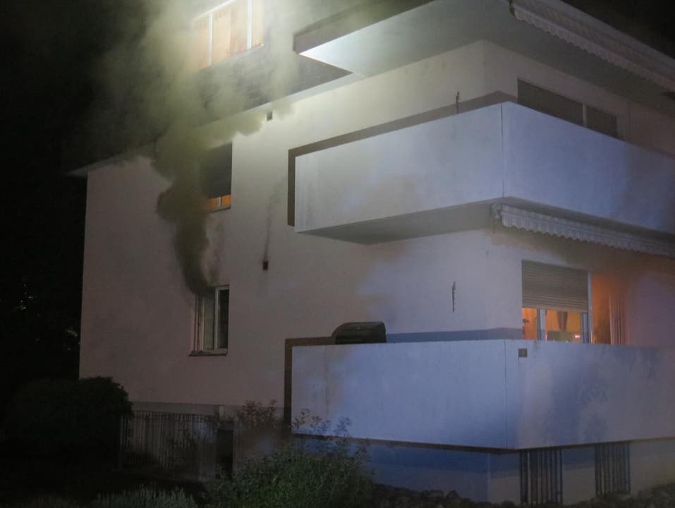 Therwil BL, 12. Mai: Bei einem Küchenbrand in einer Hochparterrewohnung verletzte sich eine Person.