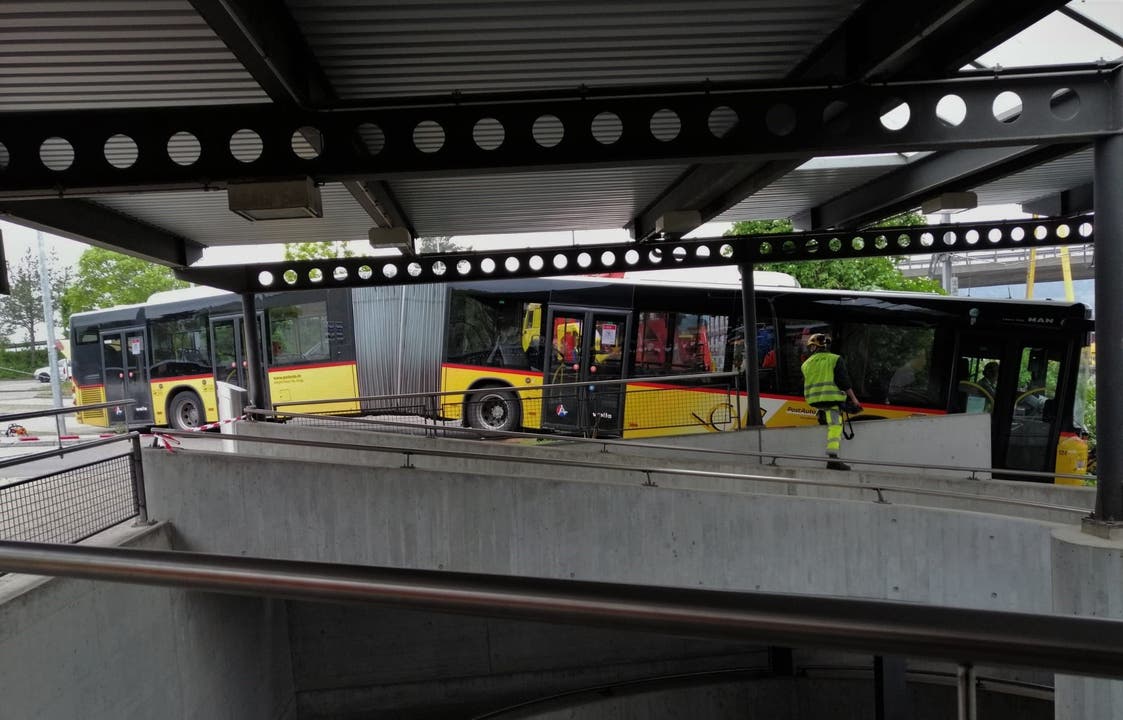 Birr AG, 15. Mai: Ein Postauto gerät am Bahnhof ab der Strasse und kracht neben einer Fussgänger-Passage in eine Mauer. Passagiere befanden sich nicht im Bus. Der Fahrer blieb unverletzt.