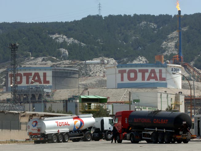 Der französische Ölkonzern Total leidet unter dem Nachfrageeinbruch nach Erdölprodukten und dem abgesackten Ölpreis.