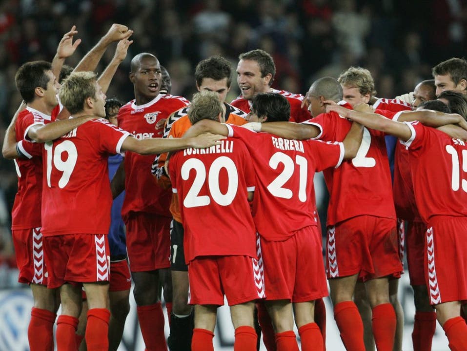 Die Thuner Spieler feiern den 3:0-Heimsieg gegen Malmö