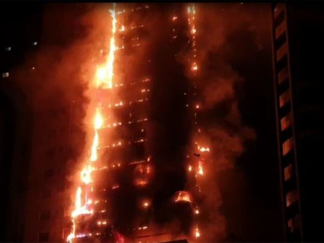 Bei dem Brand im Abbco Tower in der unweit von Dubai gelegenen Stadt Schardscha sind neun Menschen leicht verletzt worden. (Screenshot)