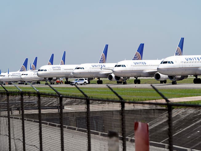 Die amerikanische Fluggesellschaft United Airlines geht davon aus, dass sie nach dem Abklingen der Coronavirus-Pandemie erst einmal mit deutlich weniger Personal auskommen wird.