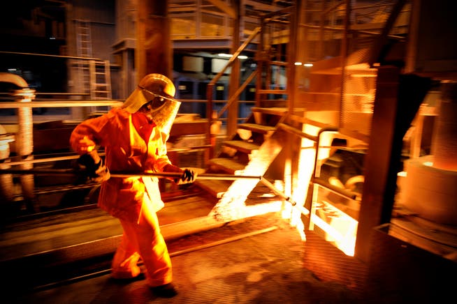 Ein Arbeiter bei der Herstellung von Blankstahl in den Werken der Steeltec: Beim Unternehmen der Schmolz+Bickenbach Gruppe steht eine Restrukturierung an.