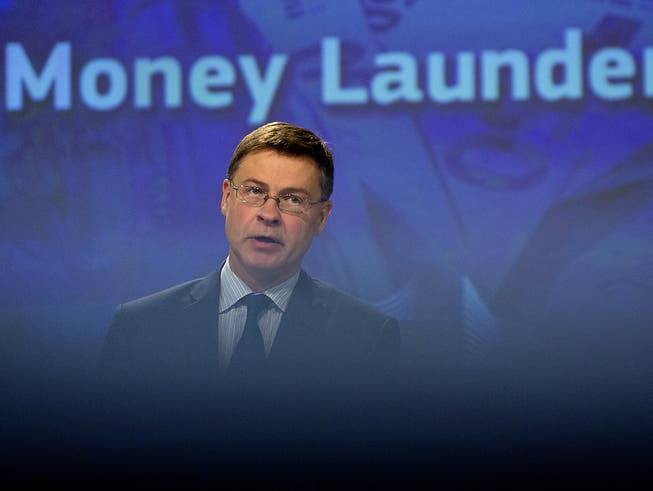 Vize-Kommissionspräsident Valdis Dombrovskis hat am Donnerstag eine neue schwarze Geldwäscherei-Liste präsentiert. Gelistet sind insgesamt 12 Staaten - darunter die Bahamas, Mauritius und Panama. Die Schweiz steht wie erwartet nicht auf der Liste.
