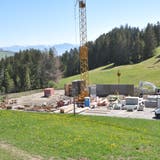 Mit Hochdruck wird an der Talstation der neuen 6er-Sesselbahn im Wildhauser Oberdorf gebaut. (Bild: Sabine Camedda)