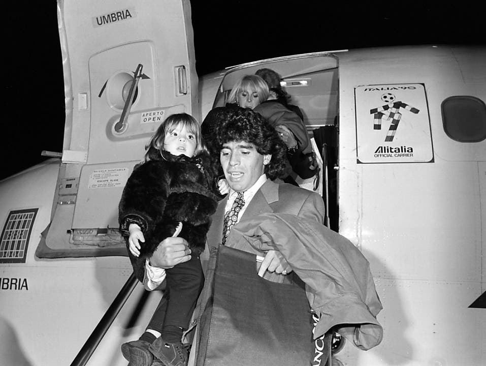 Diego Armando Maradona bei seiner Ankunft am Flughafen Kloten
