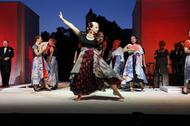 Bald wieder Oper am See: Ein Szenenbild aus «La Traviata», mit der die Schloss-Festspiele vor zwei Jahren einen beeindruckenden Neustart hingelegt haben.