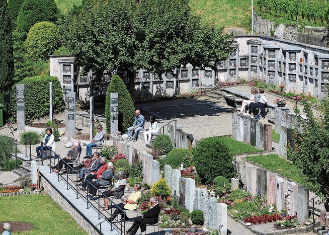 Open-Air-Kirche in Balgach: Die Besucher hörten die Predigt auf dem evangelischen Friedhof.