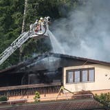 In Kriens hat Anfangs Juni ein Haus an der Guetrütistrasse gebrannt. Die Feuerwehr ist ausgerückt. (Bild: Dominik Wunderli, 3. Juni 2019)