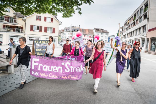 Die Thurgauer Frauen zogen am Frauenstreik durch Weinfelden.