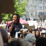 Organisatorin Samantha Wanjiru beim Auftakt der Black-Live-Matters-Demo auf dem Bärenplatz. (Bild: Sandro Büchler (13.6.2020))