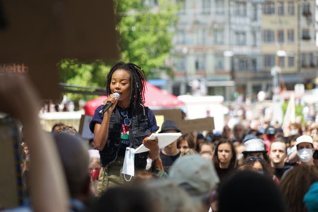 Organisatorin Samantha Wanjiru beim Auftakt der Black-Live-Matters-Demo auf dem Bärenplatz.