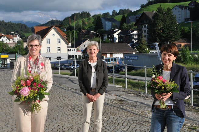 Von links: Karin Fässler, abtretende Aktuarin, Präsidentin Monika Baumberger und Fässlers Nachfolgerin Cornelia Schmidli.