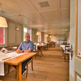 Bernhard Koch sitzt im neu renovierten Restaurant im südlichen Wehrgang. Der Raum ist nun etwas länger, breiter und heller als vor der Umbauphase. (Bild: Manuel Nagel (Hagenwil, 16. Juni 2020))