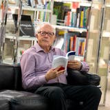 Schriftsteller Carlo von Ah in der Bibliothek Zug. (Bild: Maria Schmid(Zug, 18. September 2017))