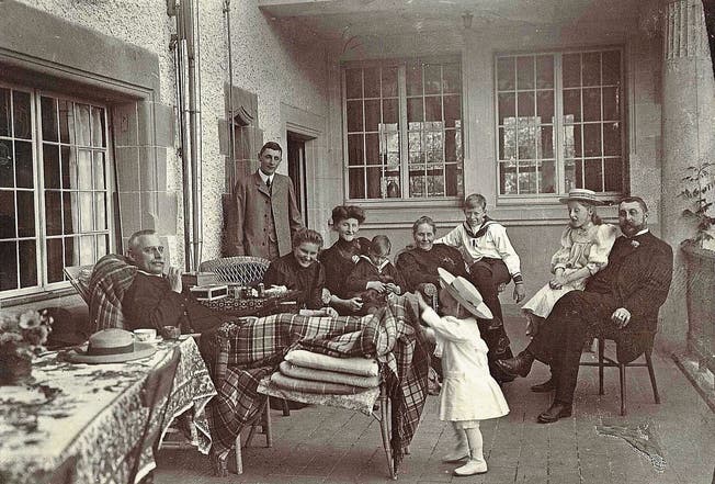 Die Familien Brown und Sulzer auf der Terrasse der Badener Villa Langmatt etwa um das Jahr 1909. Archiv Museum Langmatt