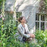 Programm- und Betriebsleiterin Christine Forster im «verwunschenen» Garten des Schiesser-Areals. ((Bild: Andrea Stalder))