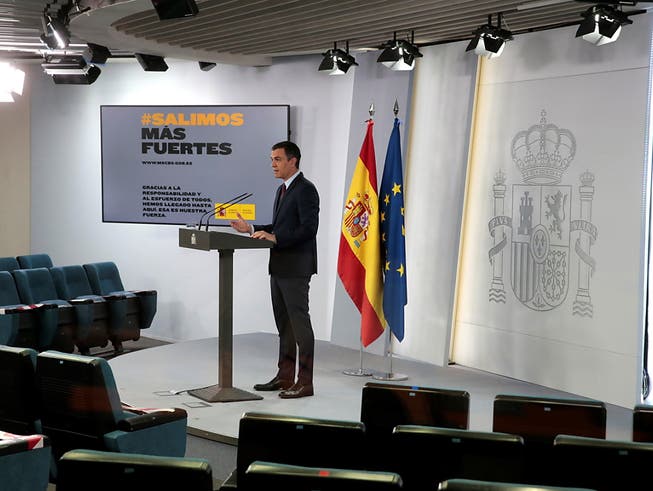Der spanische Ministerpräsident Pedro Sanchez erläuterte am Samstag die Lockerungen der Massnahmen zur Eindämmung der Corona-Krise. Seit Sonntag herrscht im früheren Corona-Hotspot eine «neue Normalität». Nach genau 14 Wochen ging um Mitternacht der Notstand zu Ende.