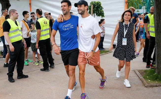 Novak Djokovic und Grigor Dimitrov Arm in Arm. 
