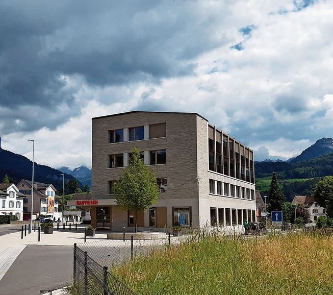 Seit knapp zwei Jahren empfängt die Raiffeisenbank Obertoggenburg in Nesslau Kundinnen und Kunden in diesem Neubau.