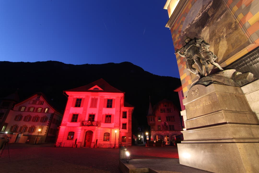 Auch in Altdorf wurde die "Night of Lights" begangen. Im Bild: Das Urner Rathaus mit dem Telldenkmal.