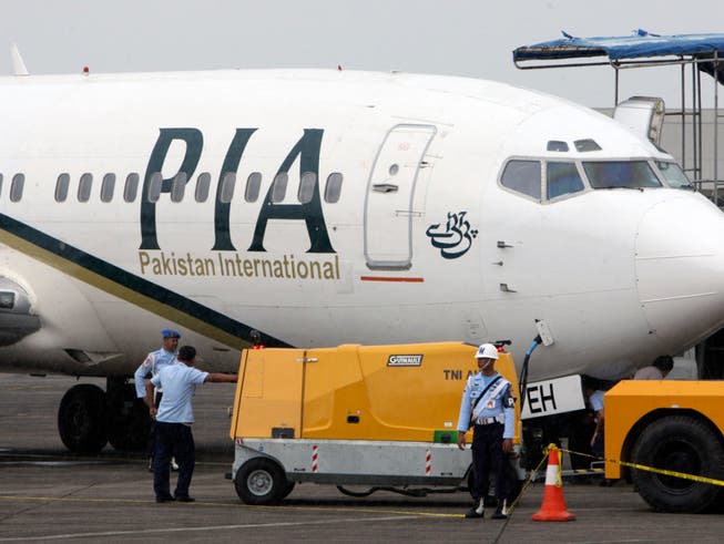 ARCHIV - Ein Passagierflugzeug der Pakistan International Airlines (PIA) steht auf dem Rollfeld einer Militärbasis. (zu dpa «Pakistan International Airlines erteilt 150 Piloten Flugverbot») Foto: -/AP/dpa