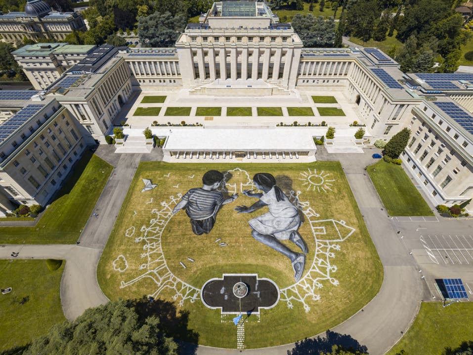 Das gigantische Gemälde des französisch-schweizerischen Landschaftskünstlers Saype im Park des Völkerbundpalasts.