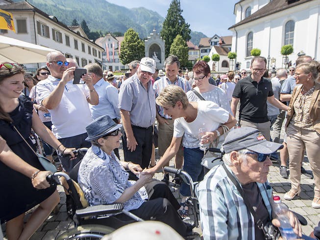 Schnappschuss von der Bundesratsreise 2019 im Kanton Nidwalden: Bundesrätin Karin Keller-Sutter auf Tuchfühlung mit der Bevölkerung.