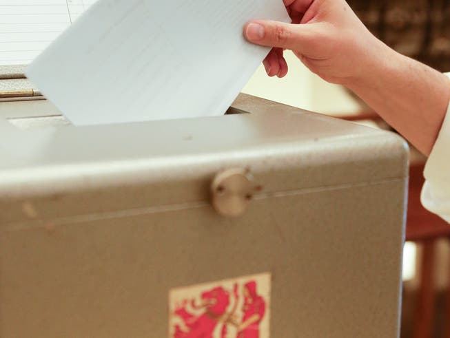 Abgabe eines Stimmzettels in eine Frauenfelder Wahlurne. 