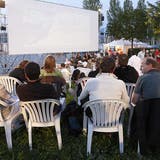 Vor Beginn der Filmvorführung füllen sich jeweils die Sitzplätze im Open-Air-Kino Luzern am Alpenquai. (Bild: PD)
