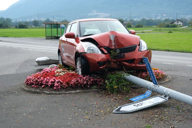 Totalschaden am Auto und ein geknickter Kandelaber waren die Folgen eines Unfalls am Freitagabend in Sevelen.