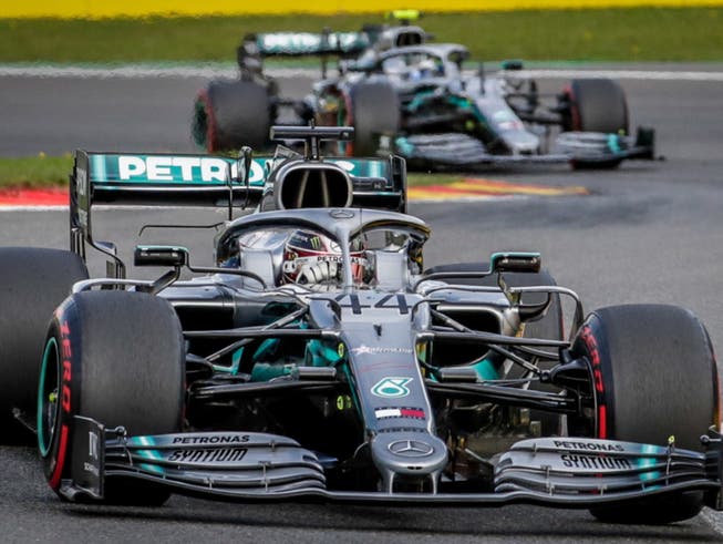 Wird es in dieser Saison so nicht geben: Die Mercedes-Autos von Lewis Hamilton (vorne) und Valtteri Bottas mit der silbernen Lackierung von 2019