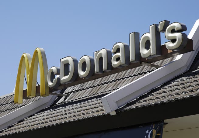 Der Beschuldigte steht wegen fünf Raubüberfällen vor Gericht – er soll auch den Wiler McDonald's überfallen haben. 