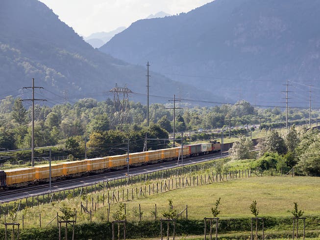 Der Güterverkehr durch die Alpen soll vermehrt auf der Schiene erfolgen. Das Parlament hat den Zahlungsrahmen dafür um mehrere hundert Millionen Franken erhöht.