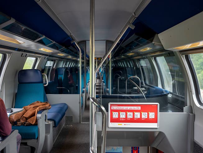 Ein Schild mit den Verhaltensregeln für den Öffentlichen Verkehr, fotografiert auf im Zug von Zürich nach Bern.