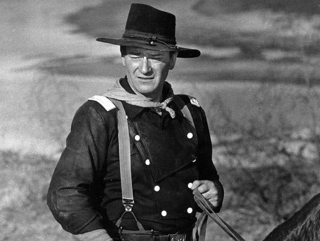 ARCHIV - John Wayne während der Dreharbeiten zu dem Film «Der letzte Befehl» (Originaltitel: «The Horse Soldiers»). Foto: -/AP/dpa