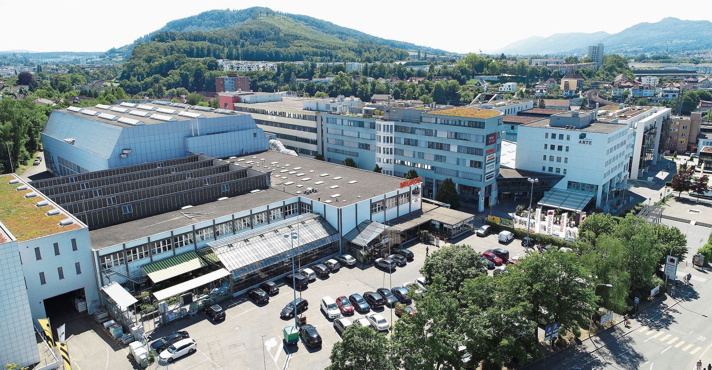 Auf dem Parkplatz und anstelle des heutigen Migros Freizeitlands soll der Sälipark 2020 für 130 Millionen Franken entstehen. In den oberen Etagen sind auch rund 75 Wohnungen für alle Generationen vorgesehen.
