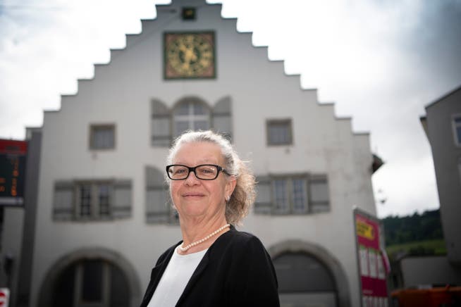 SVP-Stadtratskandidatin Karin Winter-Dubs vor dem Waaghaus.