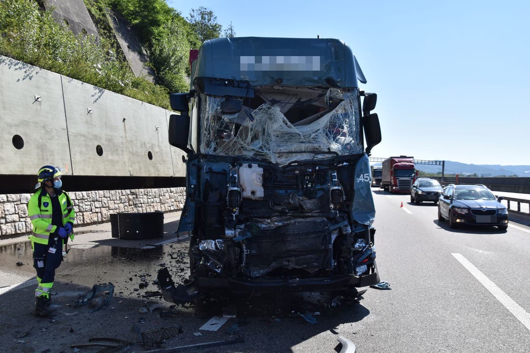 A1 bei Kappel SO, 23.Juni: Es kommt zur Auffahrkollision zwischen zwei Sattelschleppern und einem Lastwagen. Zwei Lenker werden verletzt.