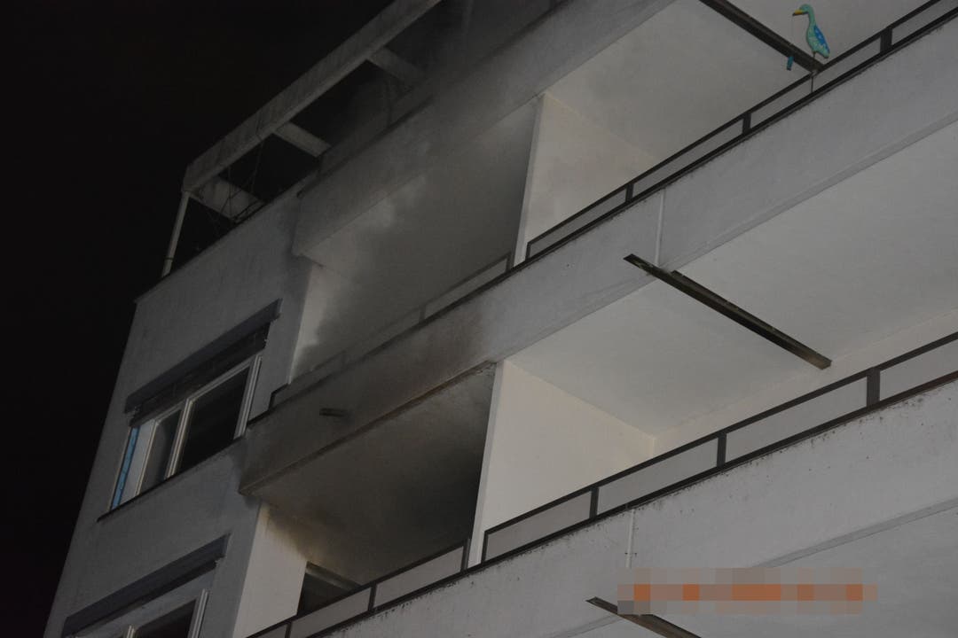 Obergösgen SO, 30.Juni: Eine Wohnung im dritten Stock brannte, im ganzen Mehrfamilienhaus kam es zu einer starken Rauchentwicklung. Die Bewohner wurden evakuiert.