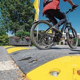 Weniger Hindernisse und Schwellen: Zuger Stadtparlamentarier will die Situation für Velofahrer in Zug verbessern