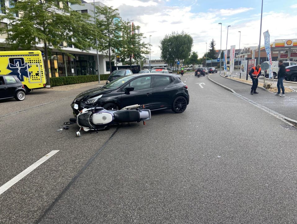 Reinach BL, 16. Juni: EIn Personenwagen kollidierte mit einem Motorradfahrer. Dieser musste verletzt in ein Spital gebracht werden.