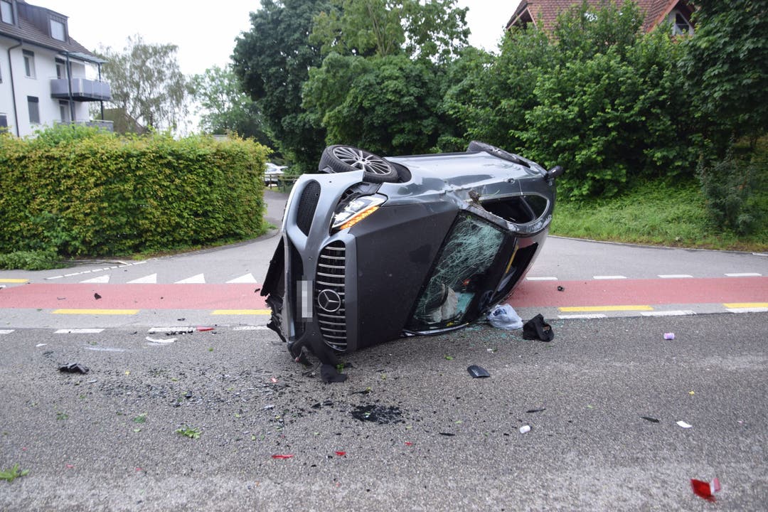 Selzach SO, 19. Juni: Bei einem Selbstunfall überschlägt sich das Auto nach einer Kollision mit einem Baum. Der Lenker wurde leicht verletzt.